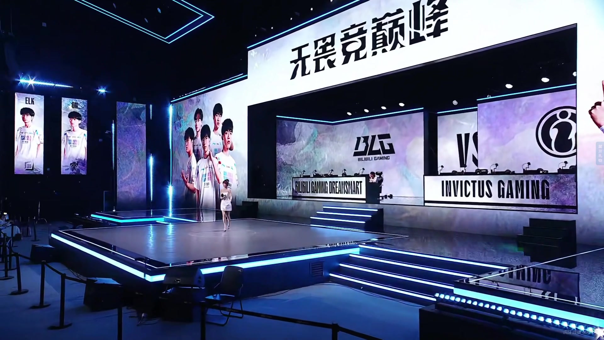 第二场女主持泱泱：浅色连衣短裙，吧友们觉得如何？